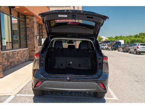 Used 2023 Toyota Highlander XLE AWD/4WD image 30