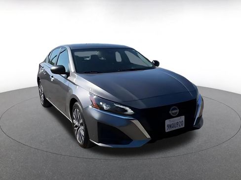 Used 2025 Nissan Altima 2.5 SV FWD image 3