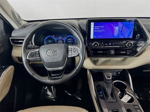 Used 2024 Toyota Highlander Limited image 22