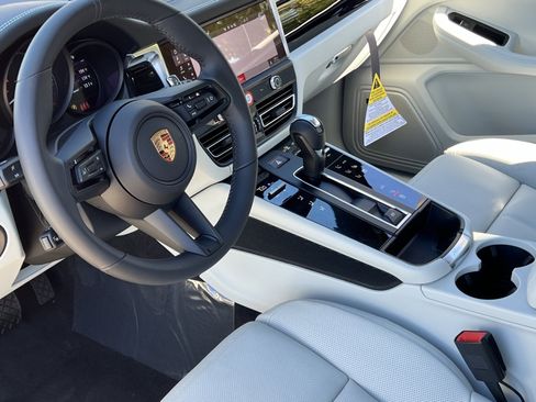 New 2026 Porsche Macan image 4