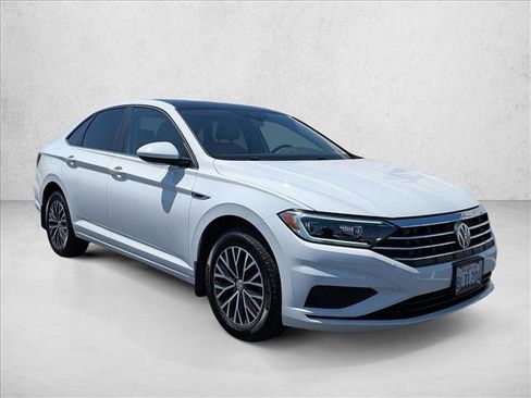 Used 2019 Volkswagen Jetta SEL w/ Cold Weather Package FWD image 3