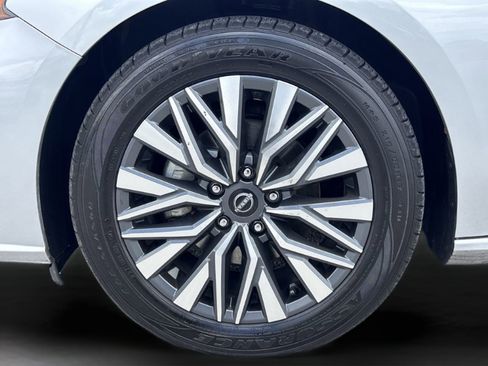 Used 2024 Nissan Altima 2.5 SV FWD image 30