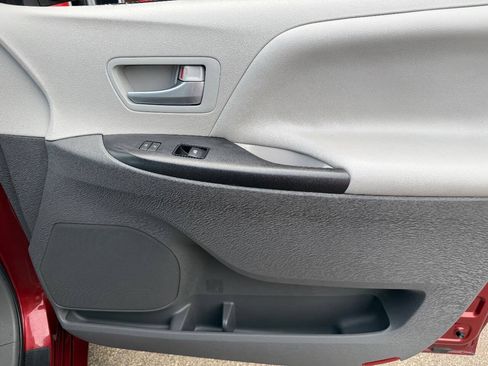 Used 2017 Toyota Sienna LE FWD image 22