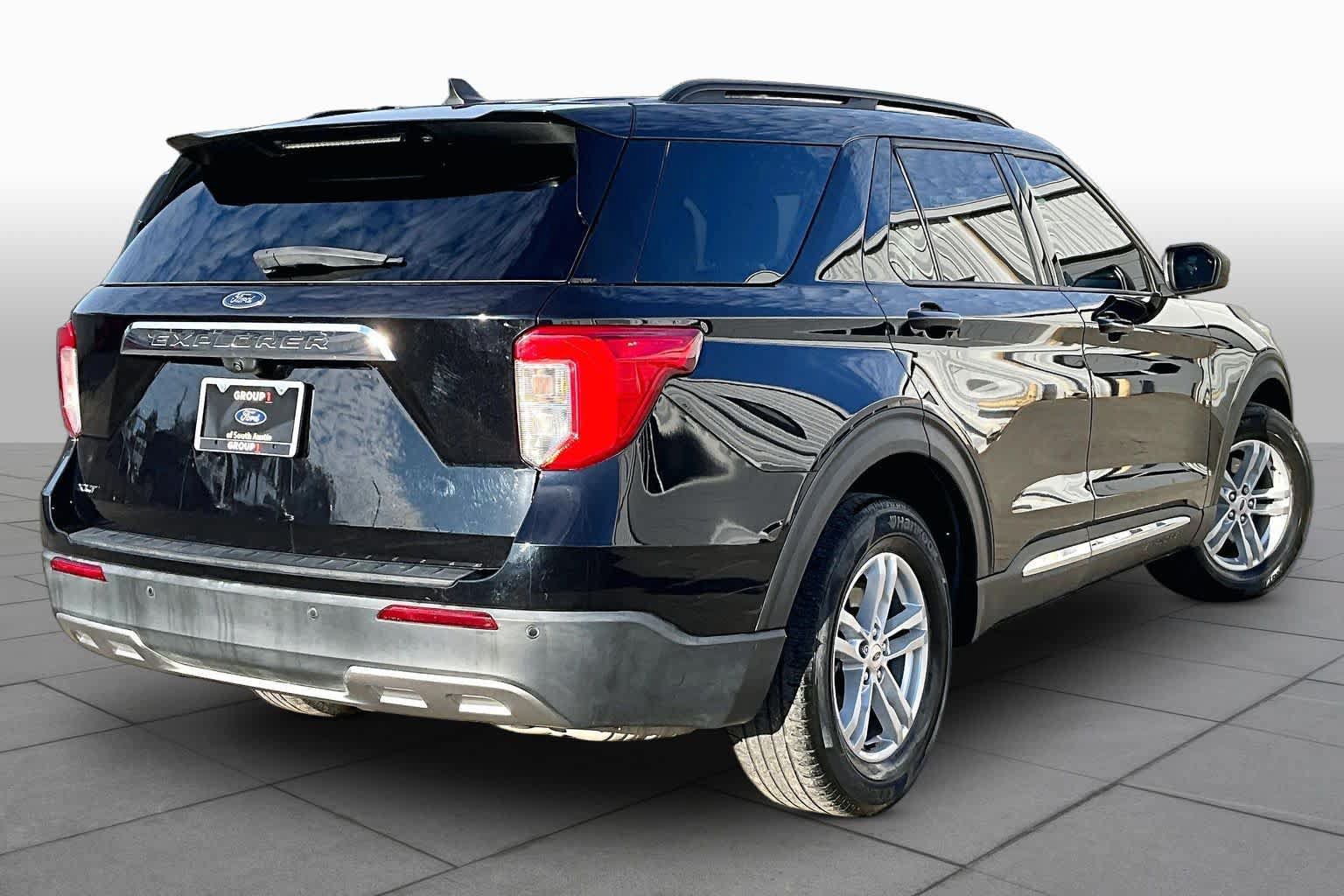 Used 2023 Ford Explorer XLT w/ Equipment Group 202A RWD image 16