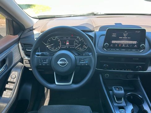 Used 2023 Nissan Rogue SV image 16