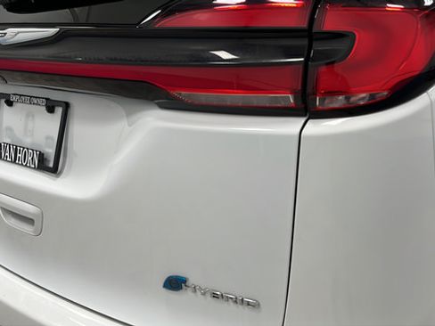Used 2023 Chrysler Pacifica Limited w/ Uconnect Theater Family Group FWD image 42