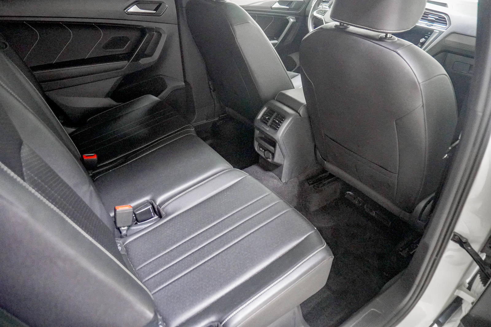 Used 2023 Volkswagen Tiguan SE R-Line FWD image 33