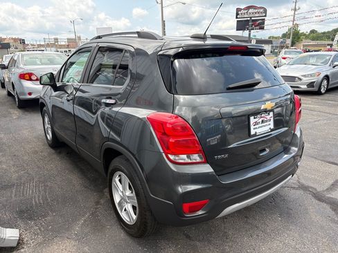 Used 2019 Chevrolet Trax LT w/ Sun & Sound Package FWD image 5
