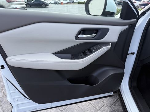 Used 2025 Nissan Rogue SV image 11