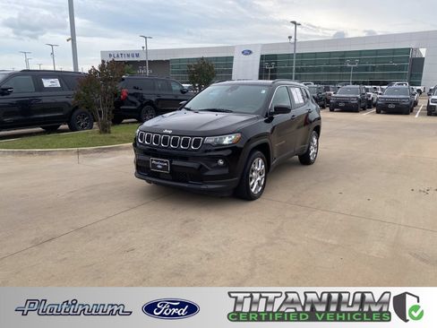 Used 2023 Jeep Compass Latitude AWD/4WD image 1