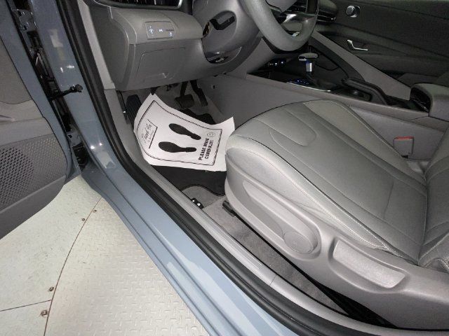 Used 2022 Hyundai Elantra SEL w/ Preferred Accessory Package FWD image 12
