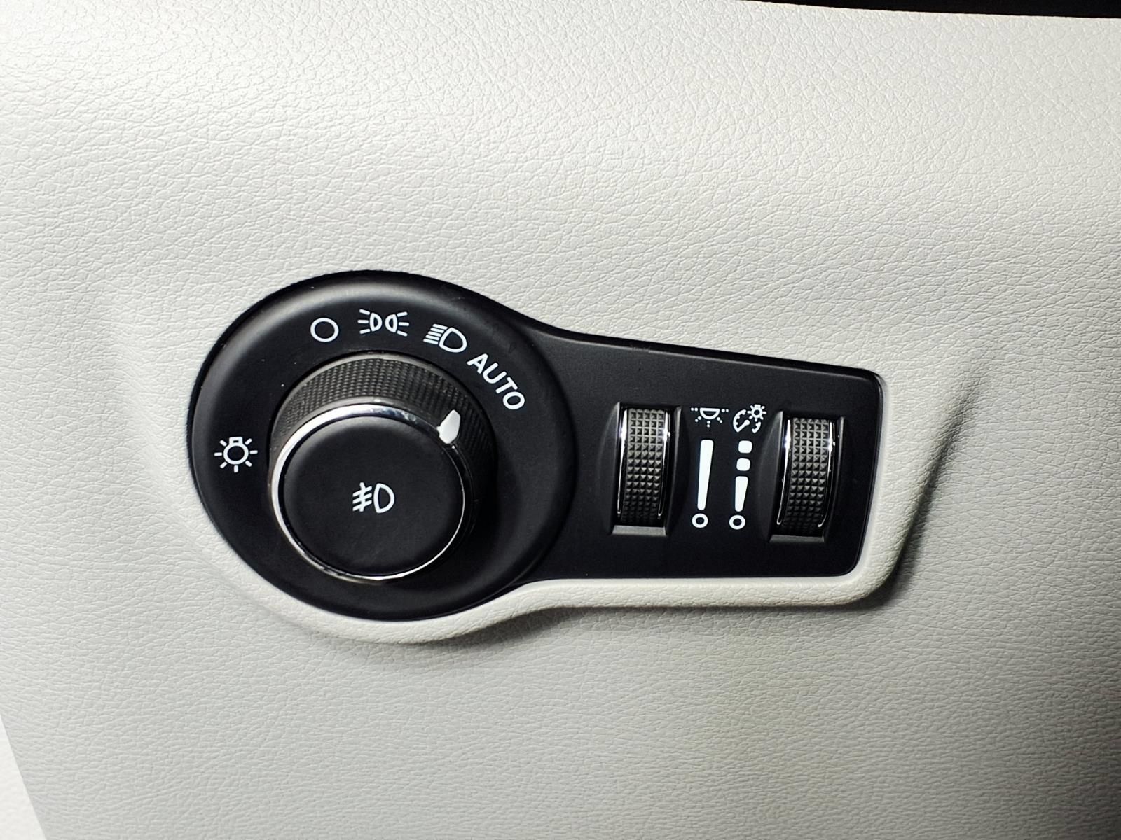 Used 2024 Jeep Compass Latitude AWD/4WD image 17
