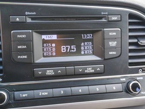 Used 2017 Hyundai Elantra SE image 23