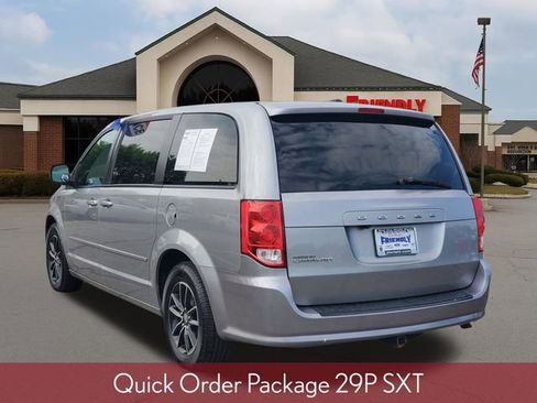 Used 2017 Dodge Grand Caravan SXT w/ Driver Convenience Group FWD image 3