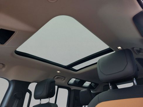 Used 2024 Land Rover Defender 110 X-Dynamic SE image 34