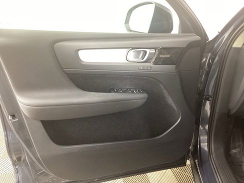 Used 2021 Volvo XC40 T5 Momentum w/ Premium Package image 16