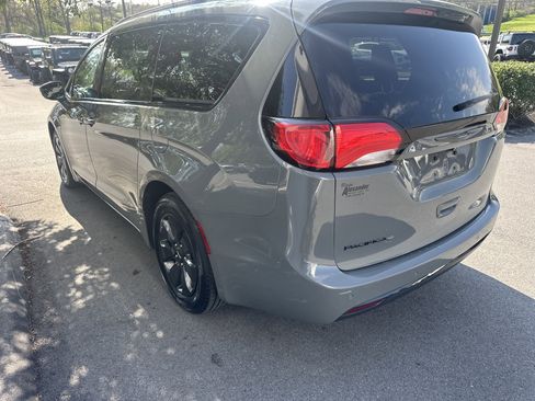 Used 2020 Chrysler Pacifica Limited w/ Advanced Safetytec Group FWD image 6