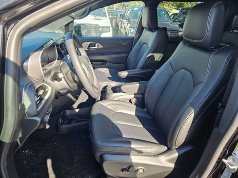 New 2026 Chrysler Pacifica Select image 12