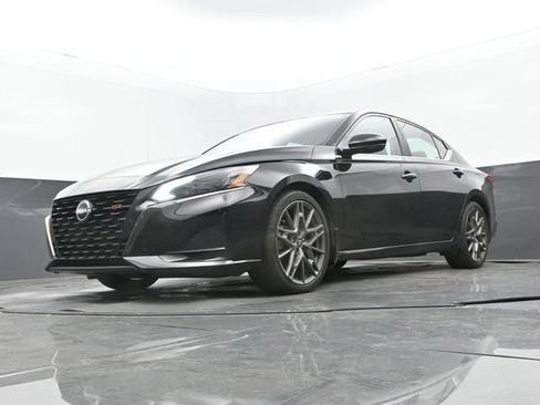 Used 2023 Nissan Altima 2.0 SR FWD image 12