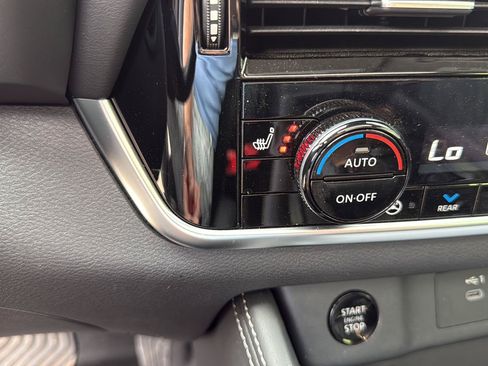 Used 2025 Nissan Rogue Platinum w/ Platinum Premium Package FWD image 30