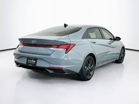 Used 2022 Hyundai Elantra SEL FWD image 9