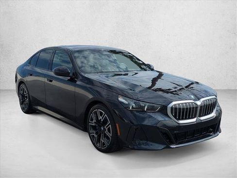 Used 2025 BMW 530i w/ M Sport Package RWD image 3