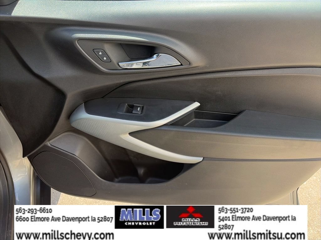 Used 2024 Chevrolet Trax RS FWD image 23