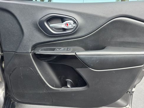 Used 2019 Jeep Cherokee Latitude Plus AWD/4WD image 38