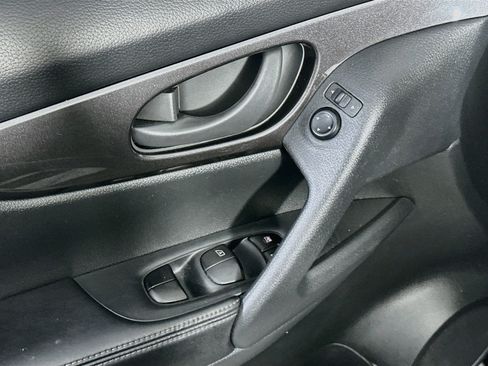 Used 2020 Nissan Rogue S FWD image 15