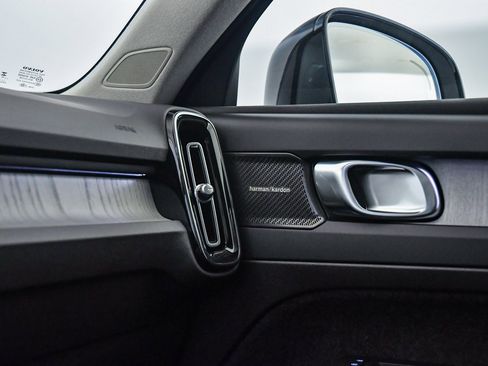 Used 2025 Volvo XC40 B5 Ultra w/ Climate Package image 25