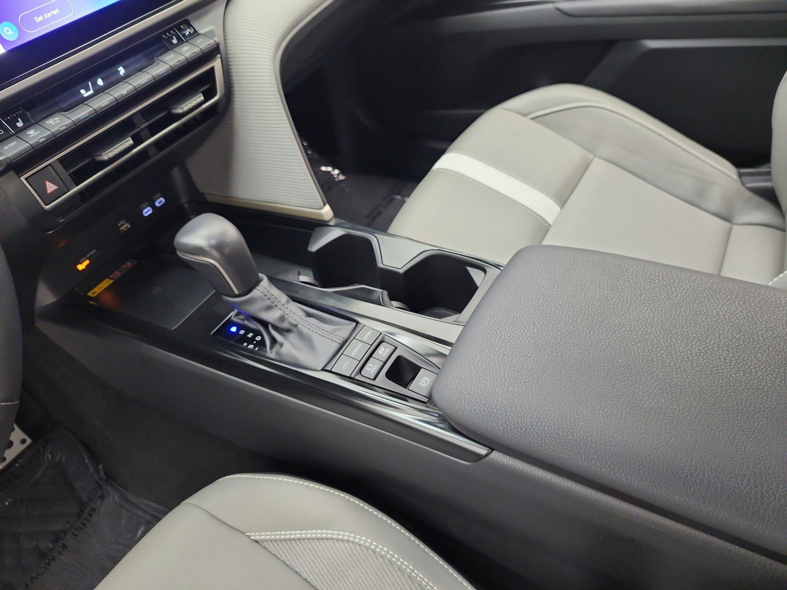 Used 2025 Toyota Camry SE w/ Convenience Package FWD image 11