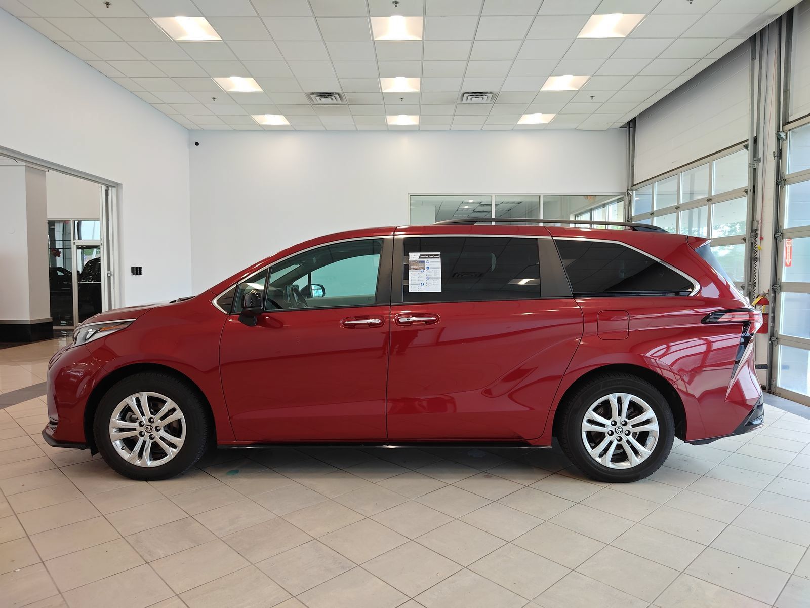 Used 2023 Toyota Sienna XSE AWD/4WD image 6