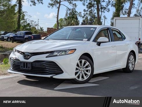 Used 2020 Toyota Camry LE image 1