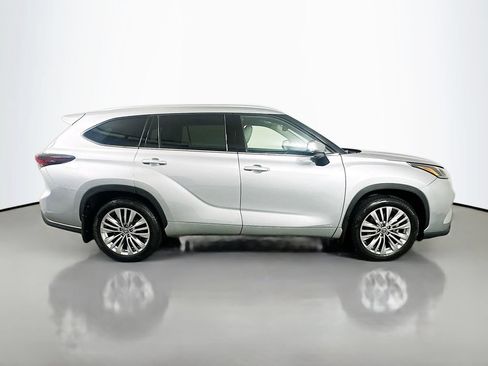 Certified 2025 Toyota Highlander Platinum AWD/4WD image 4