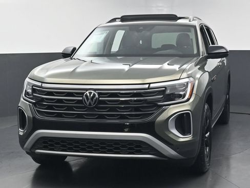 Used 2025 Volkswagen Atlas Peak Edition SE AWD/4WD image 7