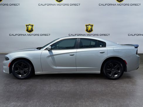 Used 2019 Dodge Charger SXT RWD image 2