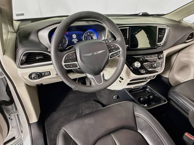 Used 2024 Chrysler Pacifica Touring-L FWD image 7