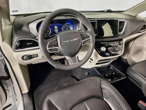 Used 2024 Chrysler Pacifica Touring-L FWD image 7