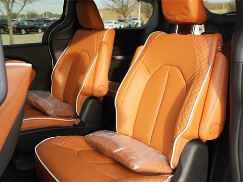 New 2026 Chrysler Pacifica Pinnacle image 13