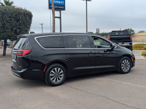 Used 2024 Chrysler Pacifica Select image 5