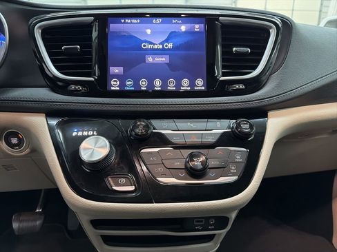 Used 2020 Chrysler Pacifica Limited image 47