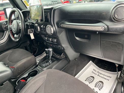 Used 2015 Jeep Wrangler Unlimited Rubicon w/ Max Tow Package image 19