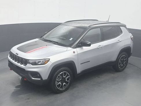 Used 2025 Jeep Compass Trailhawk w/ Trailer Tow Group AWD/4WD image 21