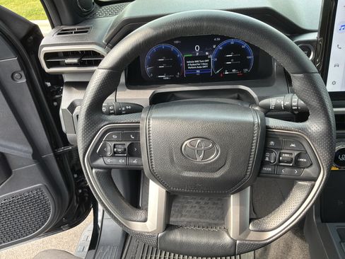 Used 2025 Toyota 4Runner Limited AWD/4WD image 19