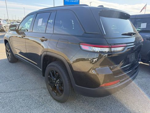 Used 2025 Jeep Grand Cherokee Altitude AWD/4WD image 4