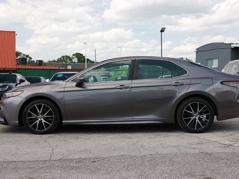 Used 2022 Toyota Camry SE FWD image 4