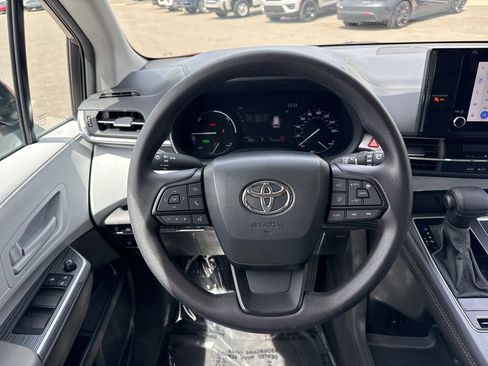 Used 2025 Toyota Sienna LE image 13