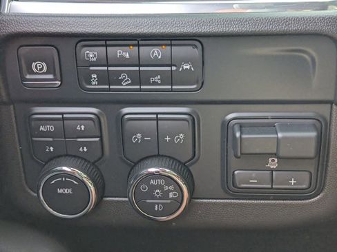 Used 2025 Chevrolet Suburban LT w/ Comfort Package image 7