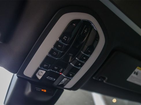 Certified 2025 Porsche Macan Turbo image 21