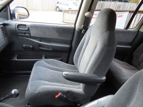 Used 2004 Dodge Dakota Sport w/ Deluxe Convenience Group image 17